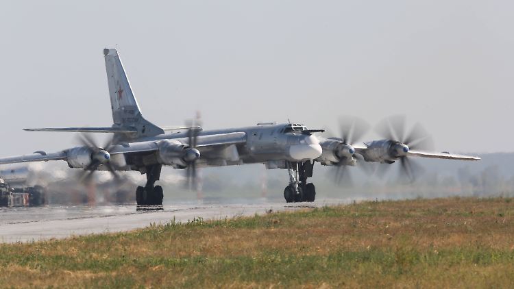 Ein Tu-95-Bomber auf dem Militärflugplatz Engels. 
