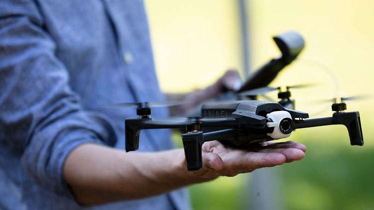 Wie ist die Kamera aufgehängt? Beim Kauf einer Fotodrohne sollte man auf einen guten Bildstabilisator mit drei Achsen achten, der die Kamera ruhig hält.