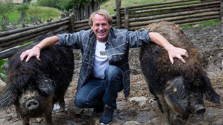 Markus Wasmeier mit seinen Schweinen Kunigunde und Eberhard.
