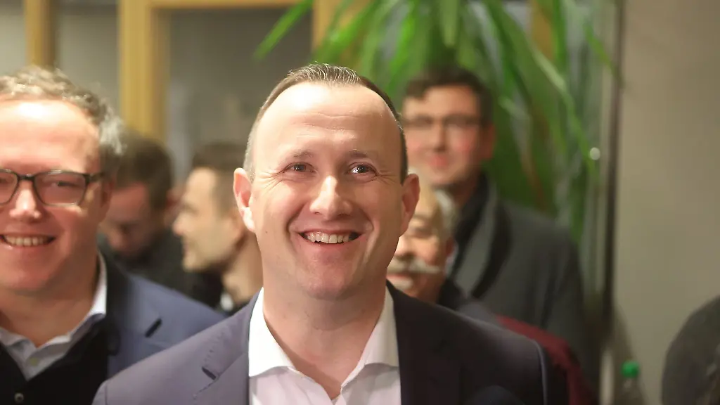 Christian-Herrgott-neuer-Landrat-im-Saale-Orla-Kreis-steht-laechelnd-im-Landratsamt