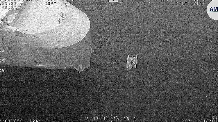 Der beschädigte Katamaran der Weltumsegler vor der gewaltigen Dugong Ace.