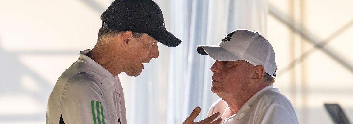 Bayerns Trainer Thomas Tuchel (l) und Ehrenpräsident Uli Hoeneß haben zeitweise unterschiedliche Meinungen.