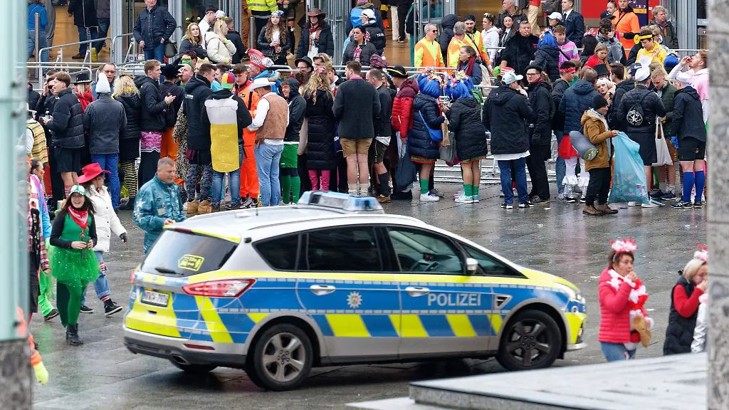 Polizei-steht-auf-dem-Platz-vor-dem-Hauptbahnhof-zum-Auftakt-der-Karnevalssession-bereit