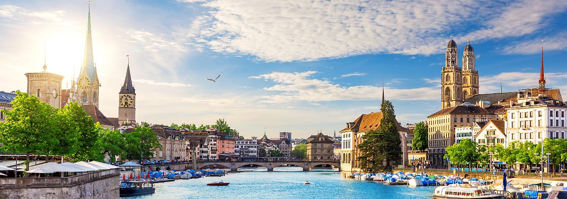 In Zürich lebten Ende 2022 geschätzt rund 427.500 Einwohner. Damit ist Zürich die größte Stadt der Schweiz.