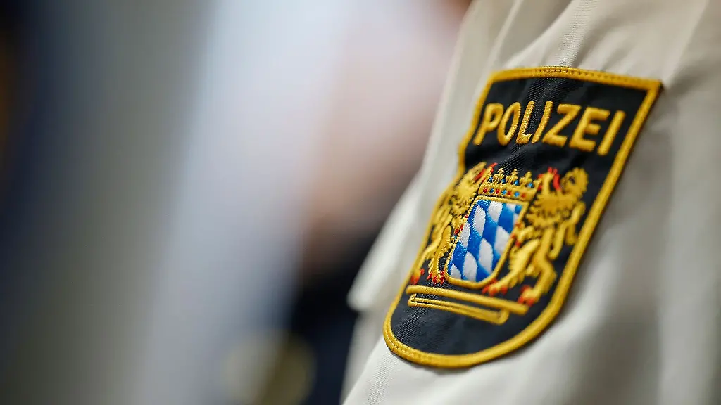 Emblem-der-Polizei-in-Bayern-Ein-mutmasslicher-Schleuser-fluechtete-vor-einer-Kontrolle-durch-die-Grenzpolizei-in-Oberbayern-und-wurde-festgenommen