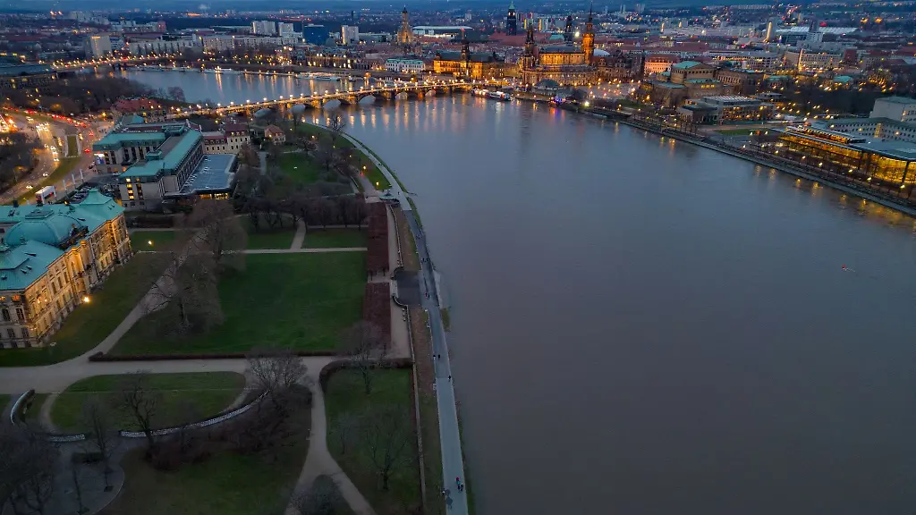 Blick-auf-das-Hochwasser-der-Elbe-im-Bereich-der-Neustadt-l-und-der-historischen-Altstadt-Aufnahme-mit-Drohne