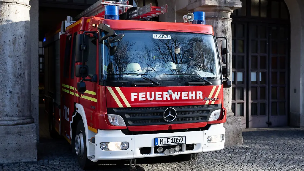 Ein-Fahrzeug-der-Berufsfeuerwehr-Muenchen-faehrt-an-der-Feuerwache-1-aus-der-Fahrzeughalle