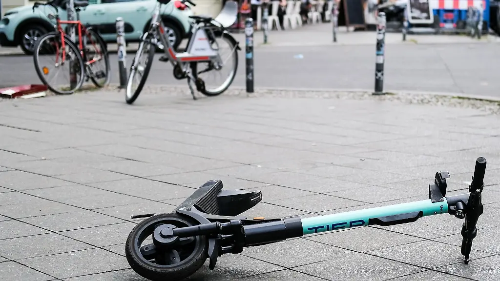 Ein-E-Scooter-liegt-umgekippt-mitten-auf-dem-Gehweg-in-Friedrichshain-Keine-Seltenheit-in-der-Hauptstadt