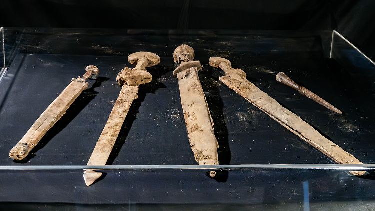 Weitere Untersuchungen sollen nun Aufschluss darüber geben, wann die Schwerter genau versteckt wurden.