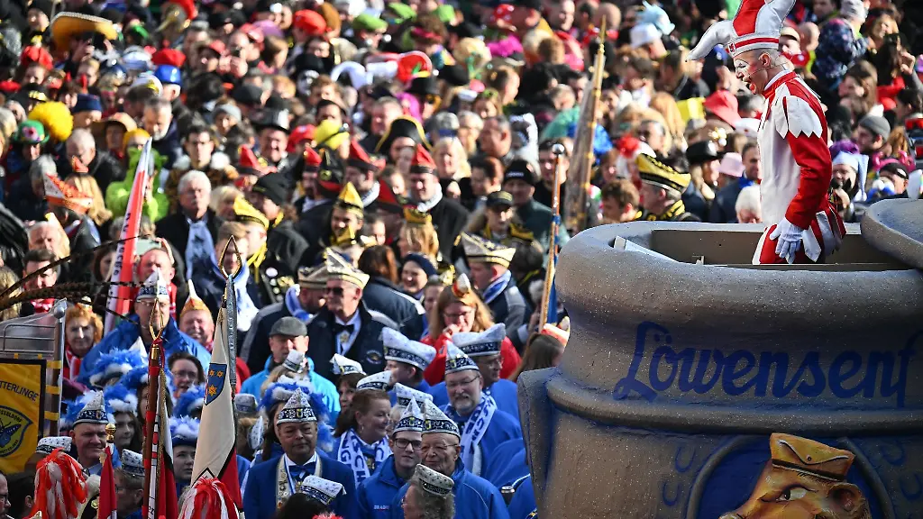 Die-Karnevalsfigur-Hoppeditz-spricht-vor-dem-Rathaus