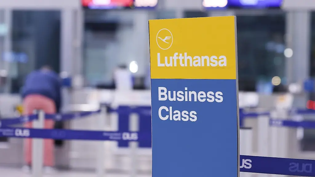 Ein-Hinweisschild-mit-dem-Aufschrift-Lufthansa-Business-Class-steht-im-Lufthansa-Check-In-Bereich-des-Duesseldorfer-Flughafens
