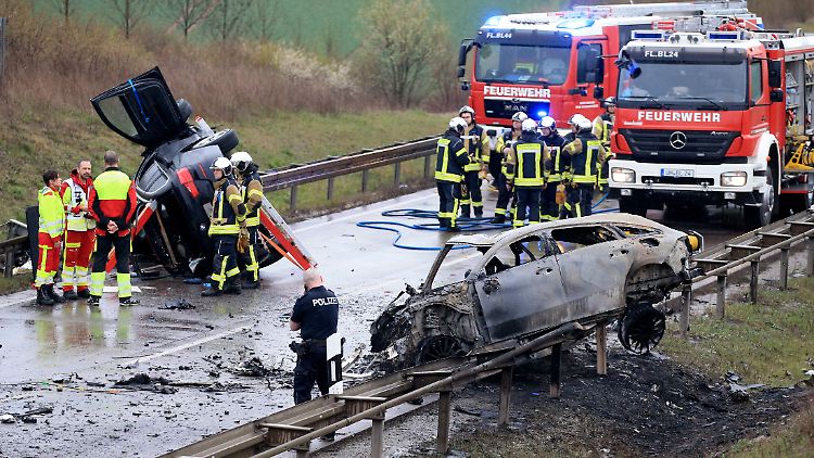 Die Autos gingen nach der Kollision sofort in Flammen auf.