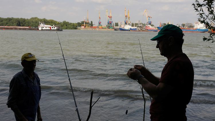 Nur die Donau trennt die beiden Länder: Im Vordergrund rumänische Fischer, im Hintergrund die ukrainische Hafenstadt Ismajil.