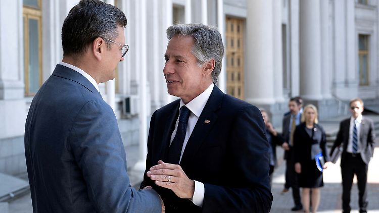 Antony Blinken traf sich mit seinem ukrainischen Amtskollegen Dmytro Kuleba in Kiew.