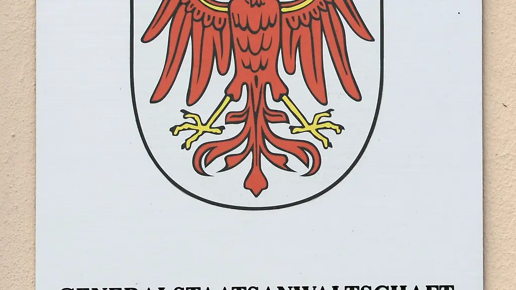 Der-brandenburgische-Adler-auf-einem-Schild-am-Gebaeude-der-Generalstaatsanwaltschaft-des-Landes-Brandenburg