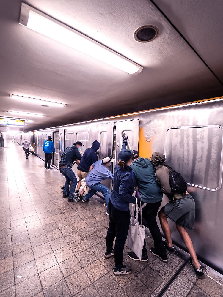 Adrenalin und Angst sind ständige Begleiter. Graffiti ist auch der Drahtseilakt, nicht im Knast zu landen.