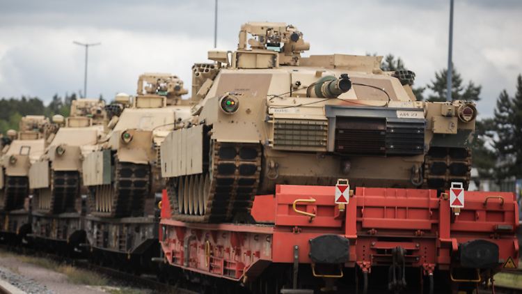 US-amerikanische M1A1-Abrams-Panzer bei ihrem Eintreffen in Grafenwöhr in Bayern im Mai dieses Jahres.