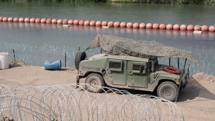 Texas holte aus Washington keine Genehmigung für den Bau der schwimmenden Grenze ein. 