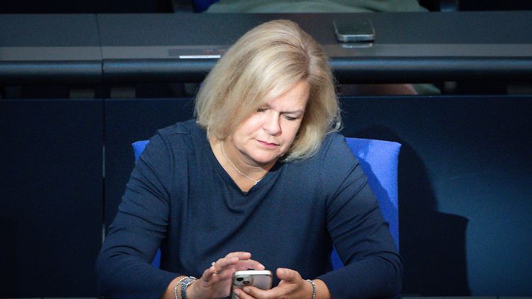 "Schön, dass Sie da sind": Faeser am Mittwoch im Bundestag. 