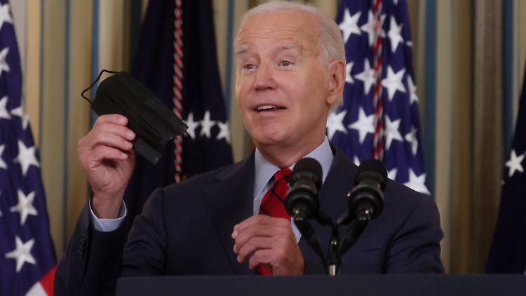 Hält die Maske lieber in der Hand: US-Präsident Joe Biden beschwert sich über die Anweisung, wegen der Infektion seiner Frau zehn Tage die Maske zu tragen. 