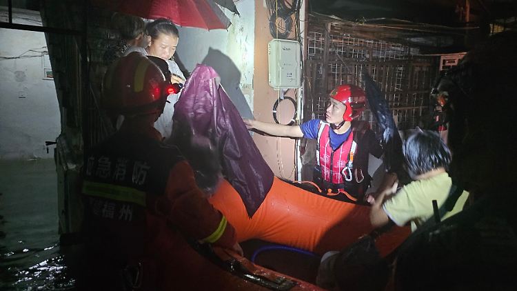 Viele Bewohner der Provinz Fujian mussten nach starken Regenfällen und Überschwemmungen mit Booten gerettet werden.