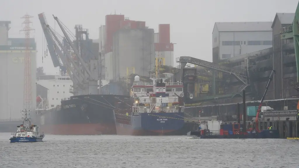 Ein-Boot-der-Wasserschutzpolizei-faehrt-auf-der-Rethe-und-sperrt-die-Zufahrt-zum-Blumensandhafen-ab