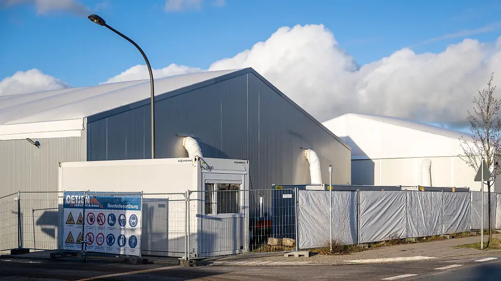 Leichtbauhallen-zur-Unterbringung-von-Gefluechteten-stehen-in-der-Ueberseestadt