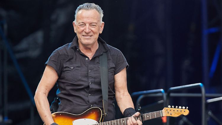 Magenprobleme setzen Bruce Springsteen im September außer Gefecht - der Musiker freut sich nach eigener Aussage aber schon auf seine Bühnen-Rückkehr.