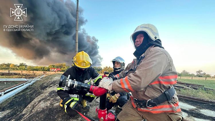 Die ukrainische Feuerwehr löscht einen Brand nach einem russischen Angriff in der Region Odessa.