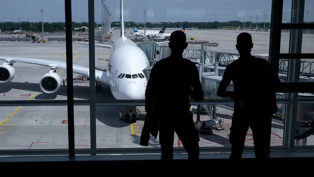 Eine-Lufthansa-Maschine-des-Typs-Airbus-A380-steht-auf-dem-Flughafen-vor-dem-Abflug-nach-Boston-am-Gate