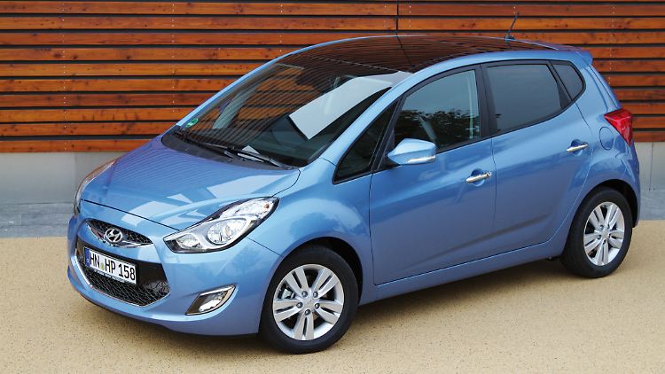 Der Hyundai ix20 ist 4,12 Meter lang und fällt durch seine Höhe von 1,60 Metern auf.