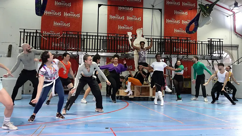 Der-Hauptdarsteller-Benet-Monteiro-M-steht-bei-einer-Probe-gemeinsam-mit-weiteren-Ensemble-Mitgliedern-auf-der-Probebuehne-des-Stage-Theaters-Neue-Flora