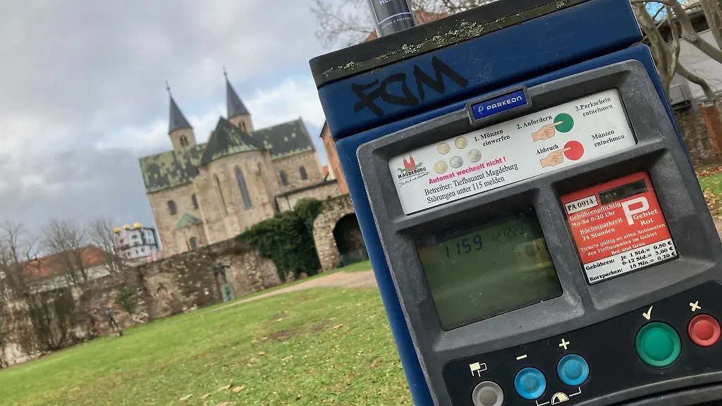 Ein-Parkscheinautomat-steht-vor-der-Klosterkirche
