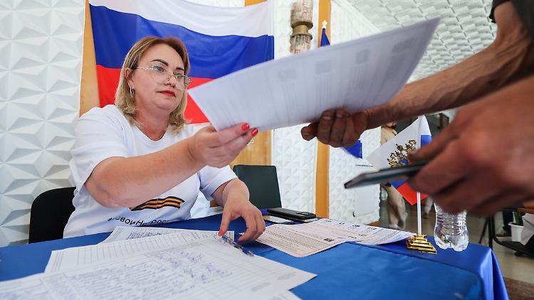 Die russische Besatzungsmacht hält auch Abstimmungen in den illegal annektierten ukrainischen Gebieten ab, wie hier in der Region Cherson.