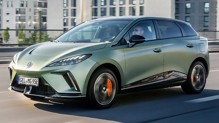 Den neuen MG4 Electric XPower erkennt man am einfachsten an seinem Lack in mattem Jägergrün.