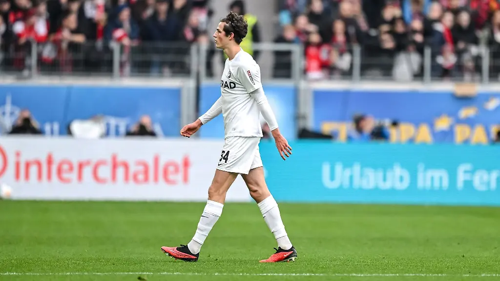 Freiburgs-Merlin-Roehl-nach-der-roten-Karte