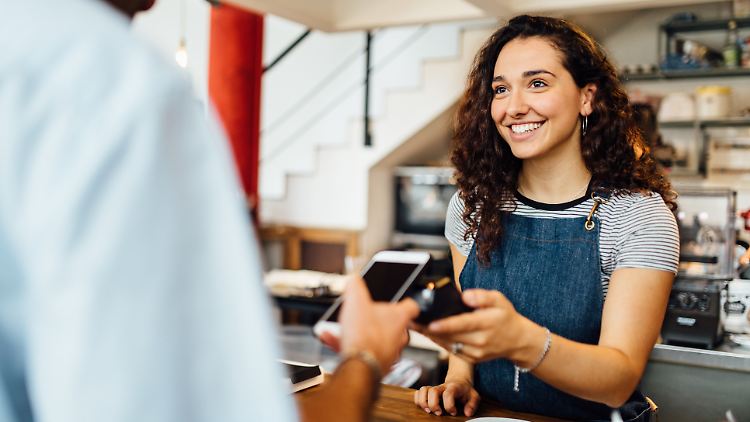 Mit Kreditkarten, zum Beispiel von American Express, lässt sich Apple Pay ganz einfach bedienen.