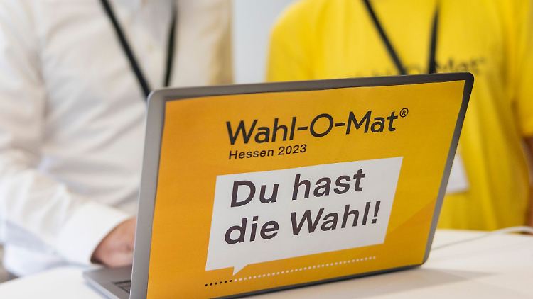 Das Online-Tool Wahl-O-Mat wird auf einer Pressekonferenz gestartet.