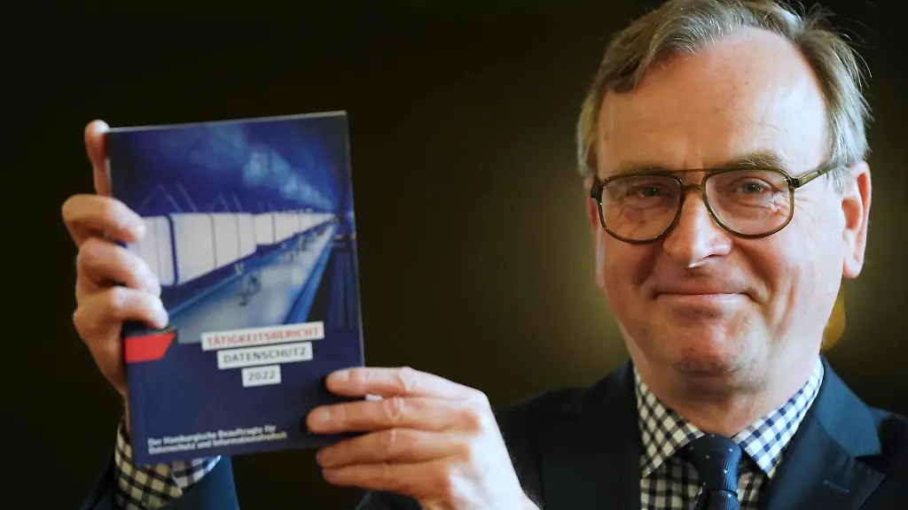 Thomas-Fuchs-haelt-einen-Taetigkeitsbericht-zum-Datenschutz-im-Rathaus-hoch