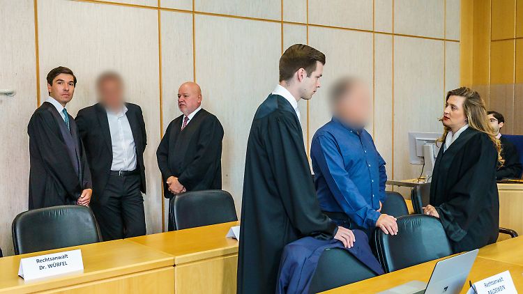 Neben dem Anwalt (in der linken Gruppe) geht es in dem Prozess auch um eine mögliche Mitschuld ehemaliger Maple-Angestellter.
