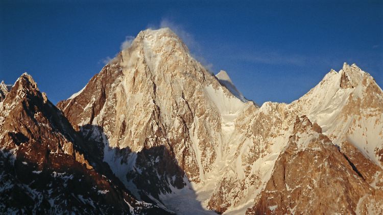 Die Westseite des Gasherbrum IV. Der Berg ist 7925 Meter hoch und für seine hohe Schwierigkeit unter Bergsteigern bekannt.