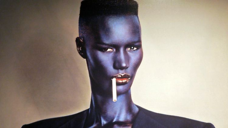 Schon Grace Jones machte es vor, nur mit der Zigarette kommt man nicht mehr durch.
