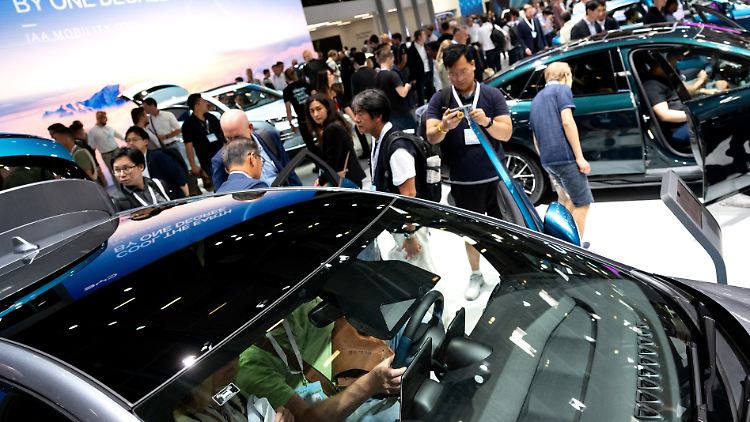 Besucher bei der IAA Mobility am Messestand von BYD. Der Name des chinesischen Autobauers steht für "Build Your Dreams".