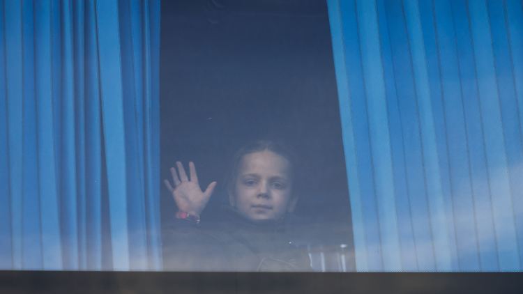 Ein Foto der staatlichen russischen Nachrichtenagentur Tass vom Mai 2022. Nach russischer Darstellung werden die Kinder "gerettet", nicht verschleppt.