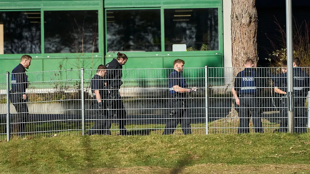 Polizisten-durchsuchen-das-Gelaende-einer-Schule-in-Neuwied