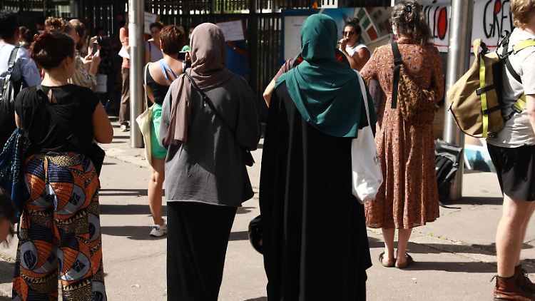 Schülerinnen einer Schule im Pariser Vorort Seine-Saint-Denise nehmen am Mittwoch an einer Kundgebung gegen das Abaya-Verbot teil. 