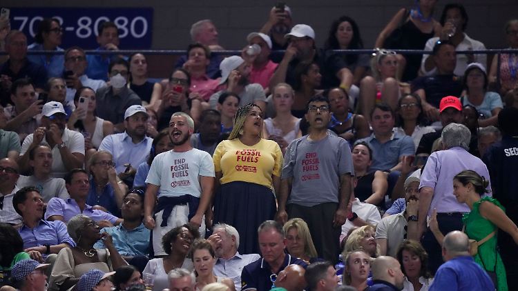 Beim Stand von 6:4, 1:0 für Gauff riefen Umweltaktivisten im Oberrang des Arthur Ashe Stadiums Parolen. "Ich habe es so behandelt wie eine Regenpause. Wir haben im Tennis so viele Unterbrechungen", kommentierte das Gauff .