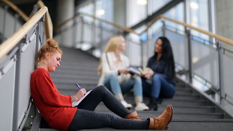 Wie organisiere ich meinen Uni-Stundenplan? Wer hier unsicher ist, findet Unterstützung bei Fachstudienberatungen oder den Fachschaften an der jeweiligen Hochschule.