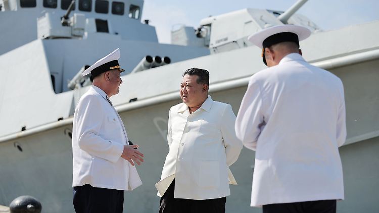 Diese undatierte Aufnahme soll Nordkoreas Kim Jong Un bei einem Besuch einer Marine-Einheit zeigen. Das Bild wurde von der staatlichen nordkoreanischen Nachrichtenagentur KCNA zur Verfügung gestellt.