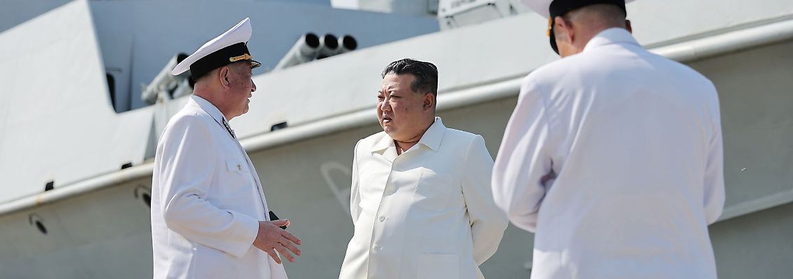 Diese undatierte Aufnahme soll Nordkoreas Kim Jong Un bei einem Besuch einer Marine-Einheit zeigen. Die Aufnahme wurde von der staatlichen nordkoreanischen Nachrichtenagentur KCNA zur Verfügung gestellt. Sein Inhalt kann nicht unabhängig verifiziert werden. Unabhängige Journalisten hatten keinen Zugang.